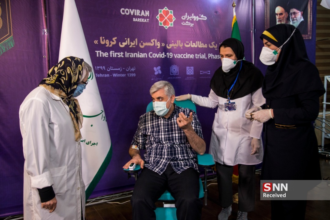 مرحله دوم تزریق واکسن کرونا به فرزند رئیس ستاد اجرایی فرمان امام و دو داوطلب دیگر+ عکس