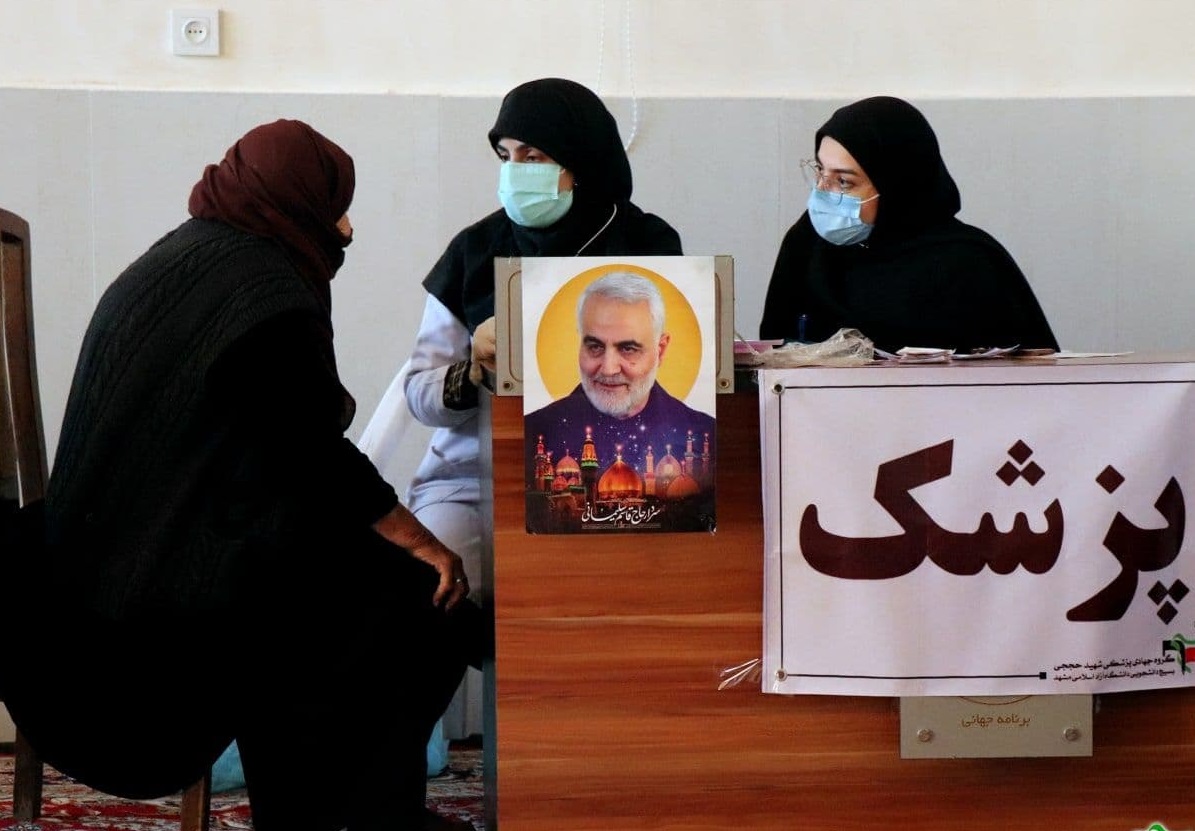 دانشجویان جهادگر مشهدی هفتگی به دیدار خانواده‌های کم برخوردار حاشیه شهر می‌روند / جهاد پزشکی تا ۱۴۰۰