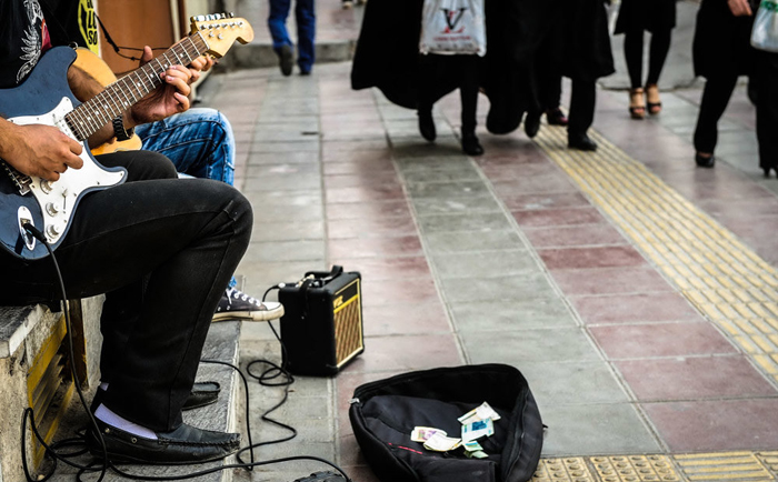 شغلی که دیگر کاذب نیست+فیلم/نوازندگی خیابانی در خیابان‌های تهران