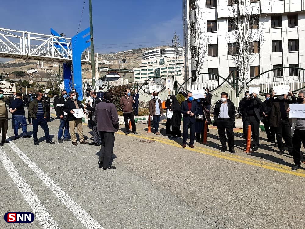 اعضای هیات علمی دانشگاه آزاد اسلامی مقابل سازمان مرکزی این دانشگاه تجمع کردند