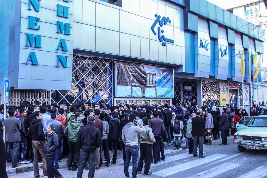 سینمای ایران در دوراهی قاچاق یا فراموشی / نگاهی به وضعیت اکران فیلم ها در سال سخت کرونا