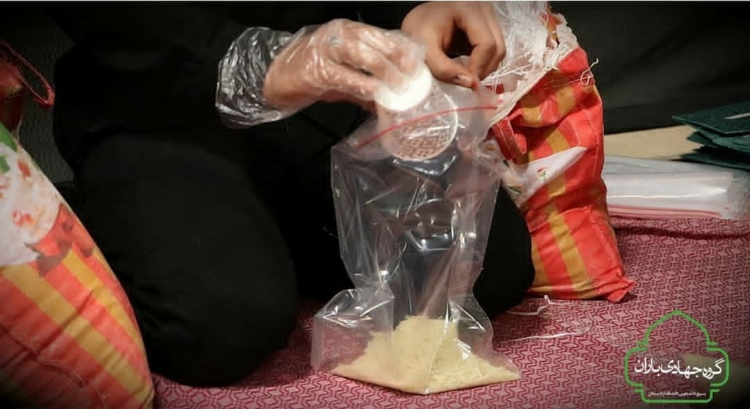 بسته‌های غذایی گروه جهادی باران بسیج دانشجویی دانشگاه آزاد سمنان در بین نیازمندان توزیع شد