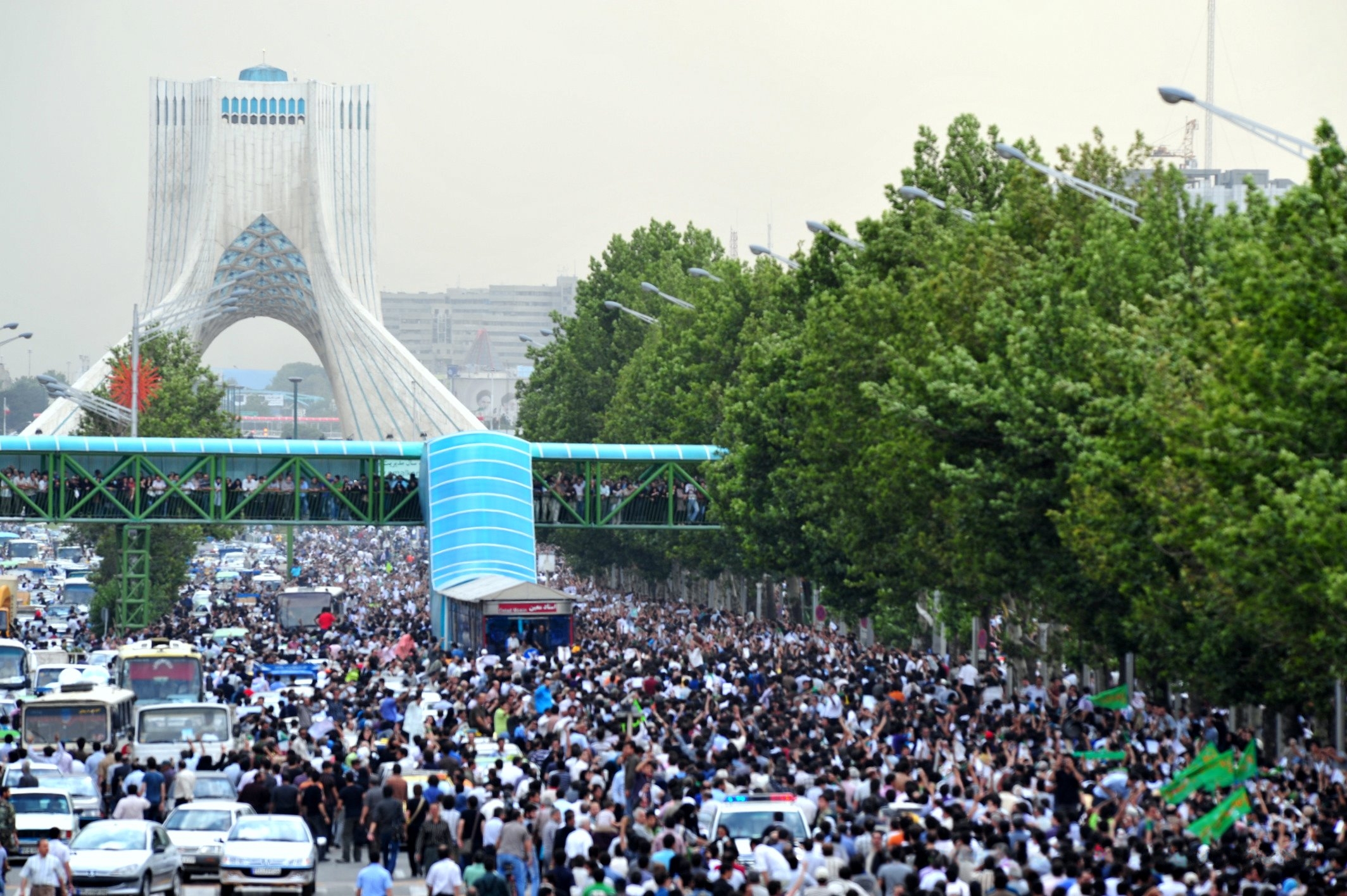 فاصله گذاری سیاسی با مردم/ دانشجویان آزادی خواه تا جریان دوم خرداد
