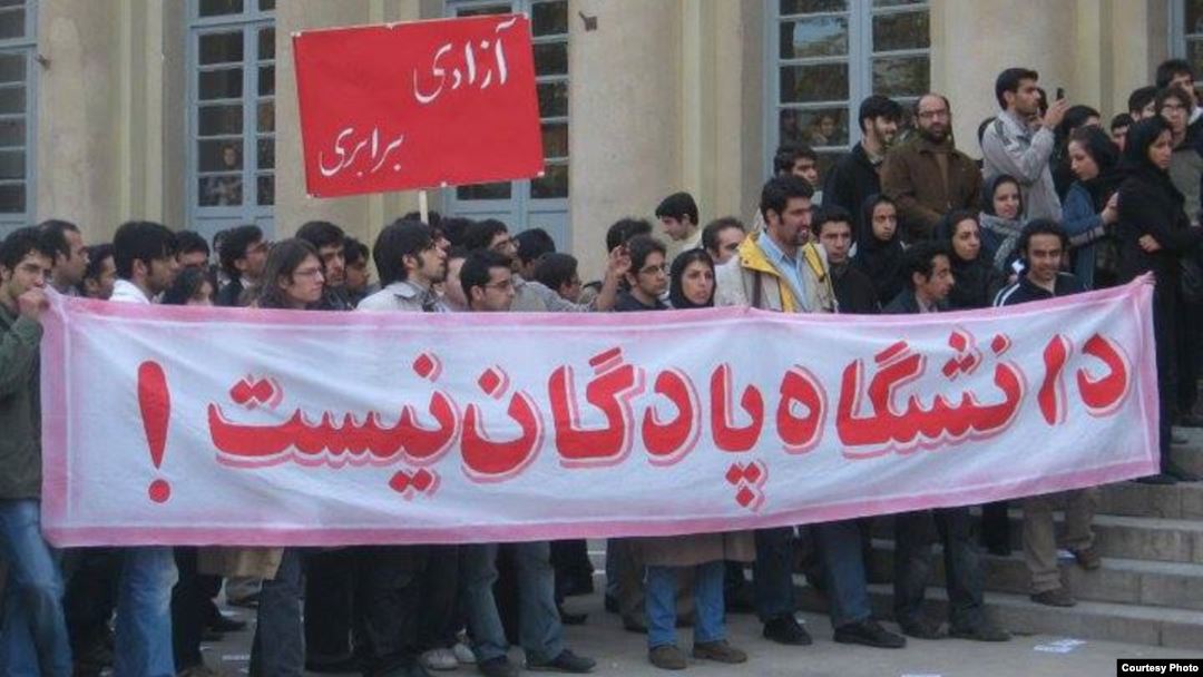 فاصله گذاری سیاسی با مردم/ دانشجویان آزادی خواه تا جریان دوم خرداد