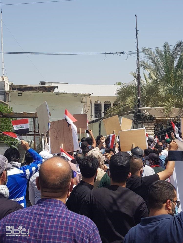معترضان عراقی دفتر شبکه سعودی «mbc» را تسخیر کردند