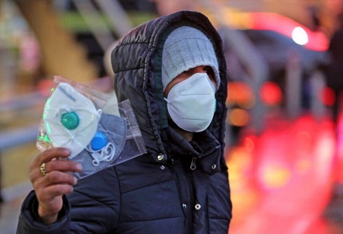 //جهادگران قروه اقدام به توزیع ماسک بهداشتی در مناطق محروم کردند