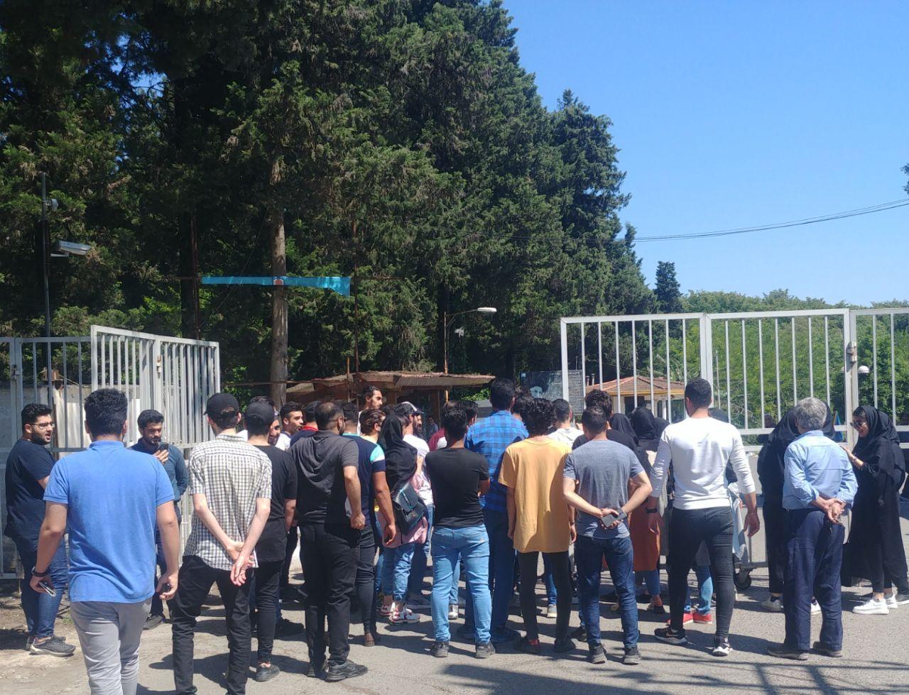 کارمندان و دانشجویان غیرانتفاعی شمال آمل در مقابل این دانشگاه تحصن کردند