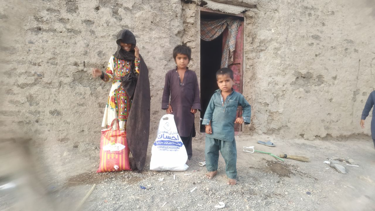 بسته های حمایتی توسط گروه جهادی راهیان شهادت در استان سیستان و بلوچستان توزیع شد