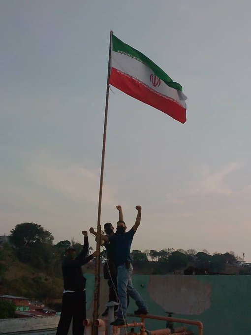 عکس| اهتزاز پرچم ایران توسط جوانان ونزوئلا در مقبره هوگو چاوز