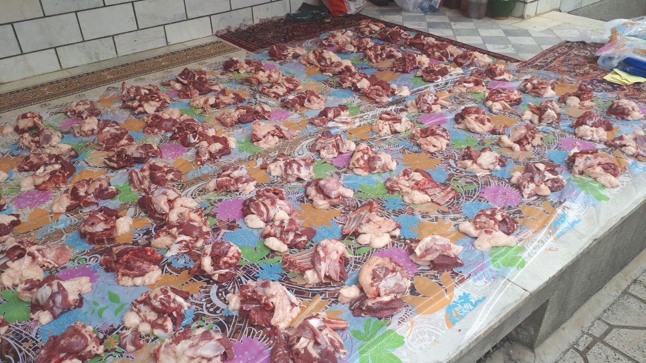 ۳۰۰ بسته گوشت گرم در بین نیازمندان همدانی به مناسبت عید فطر توزیع شد