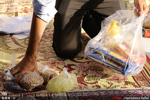 //جهادگران دانشگاه آزاد الیگودرز ۴۰ بسته مواد غذایی و بهداشتی بین نیازمندان توزیع کردند
