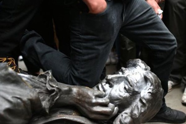 مجسمه معترض سیاه‌پوست جایگزین مجسمه تاجر برده در انگلیس شد