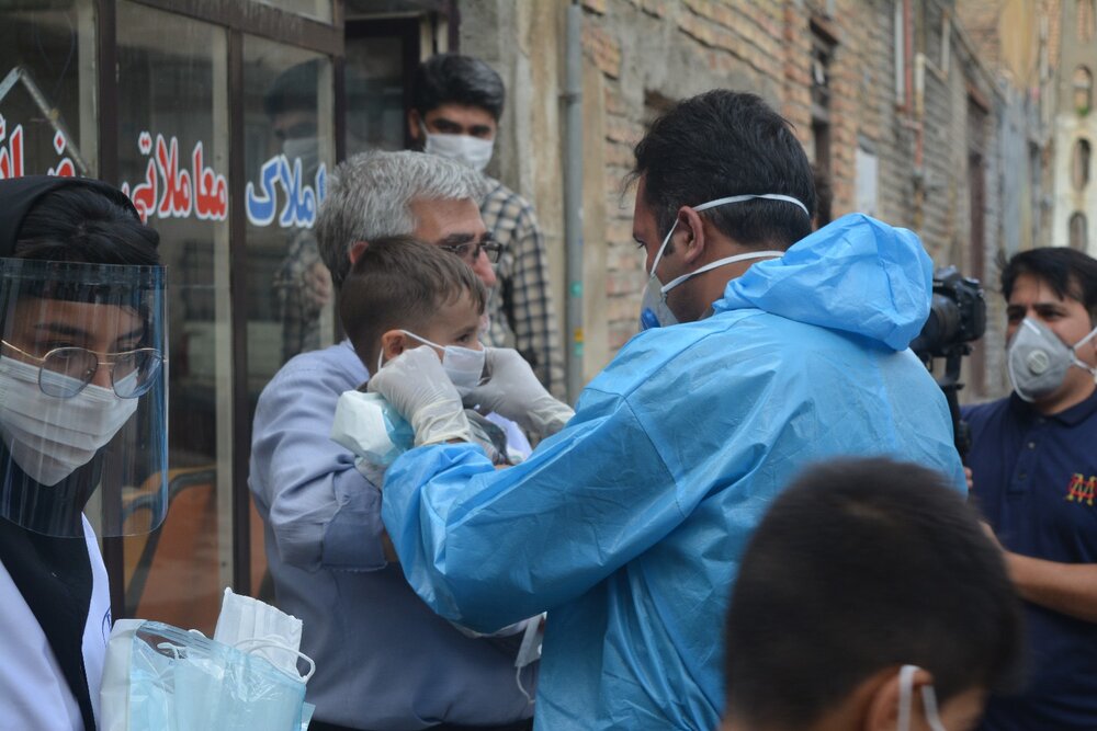 دانشجویان تبریزی در منطقه رضوانشهر ماسک توزیع کردند