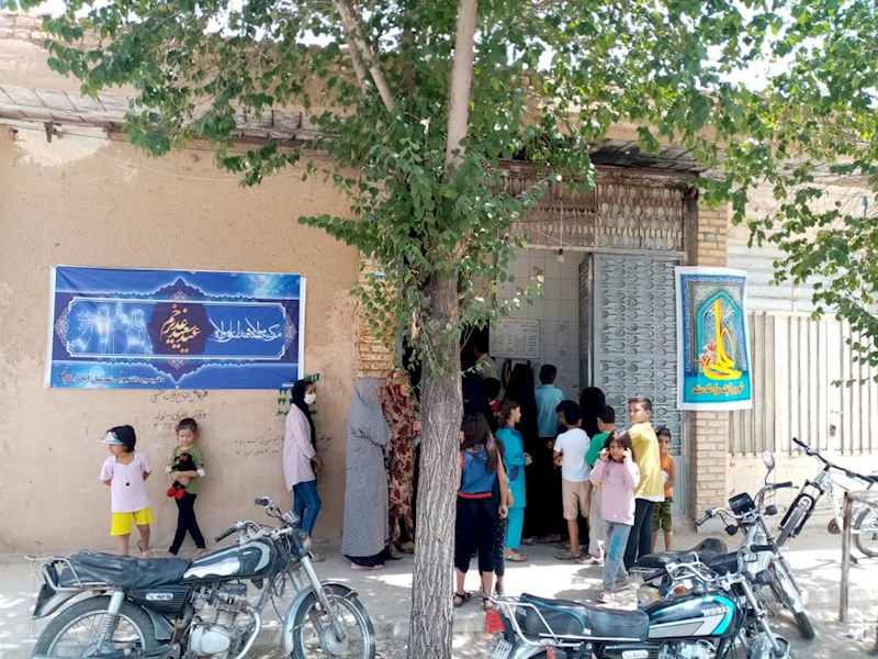  جهادگران ۱۰۰ پرس غذای گرم در مناطق محروم آباده توزیع کردند