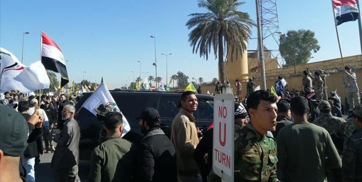 تصاویر حمله معترضان به دفاتر احزاب سیاسی عراق