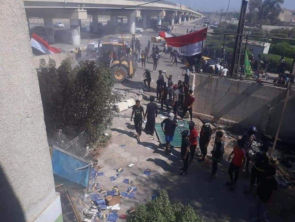 تصاویر حمله معترضان به دفاتر احزاب سیاسی عراق