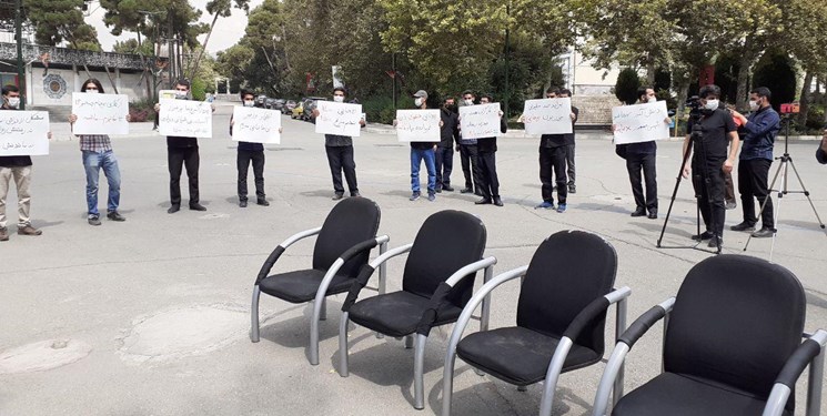 اقدام نمادین دانشجویان در برگزاری نشست‌ خبری مقابل محل سخنرانی روحانی
