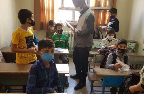 //پک‌های بهداشتی در مدارس مناطق حاشیه نشین سنندج توزیع شد