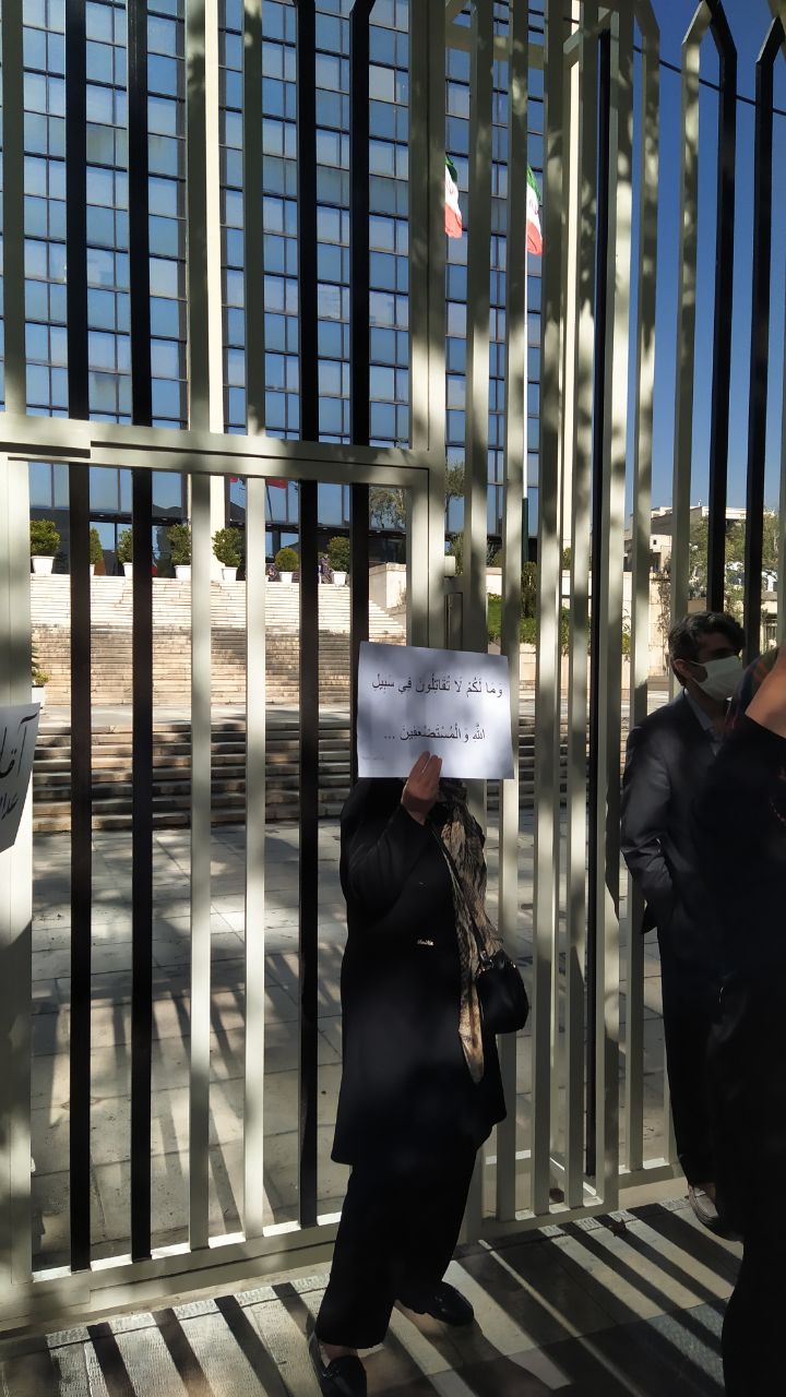دانشجویان و مردم در اعتراض به تصرف اراضی ده ونک در مقابل قوه قضائیه تجمع کردند + عکس