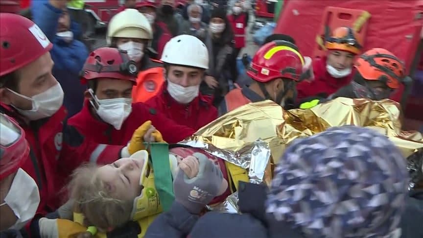 نجات دختر ۳ ساله از زیر آوار زلزله ترکیه+ تصویر