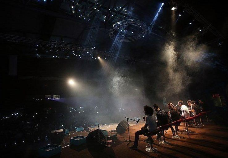 بزک دوزک کرونا در صحنه کنسرت خوانندگان مشهور/دوستی کوید ۱۹ و خوانندگان با مجوز دولت