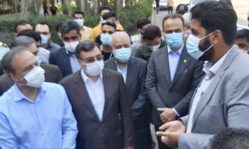 دانشجویان هرمزگانى در جریان بازدید وزیر صمت از گمرک شهید رجایی خواستار ترخیص کالاهاى اساسی شدند