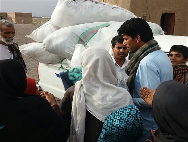 ۲۴۰ بسته لباس گرم و پتو در بین نیازمندان شهرستان هیرمند توزیع شد + فیلم