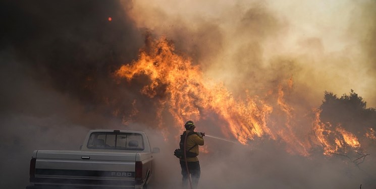 آتش‌سوزی کالیفرنیا از کنترل خارج شد/ ۹۰ هزار نفر تخلیه شدند +عکس