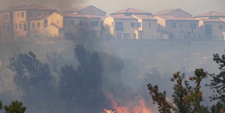 آتش‌سوزی کالیفرنیا از کنترل خارج شد/ ۹۰ هزار نفر تخلیه شدند +عکس