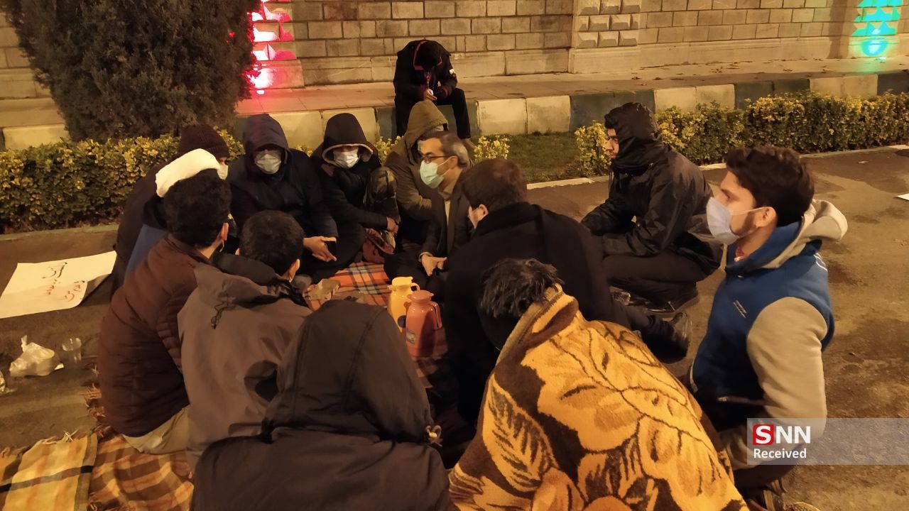 دانشجویان و فعالین جنبش دانشجویی از شب گذشته تا کنون مقابل مجلس تجمع کرده‌اند