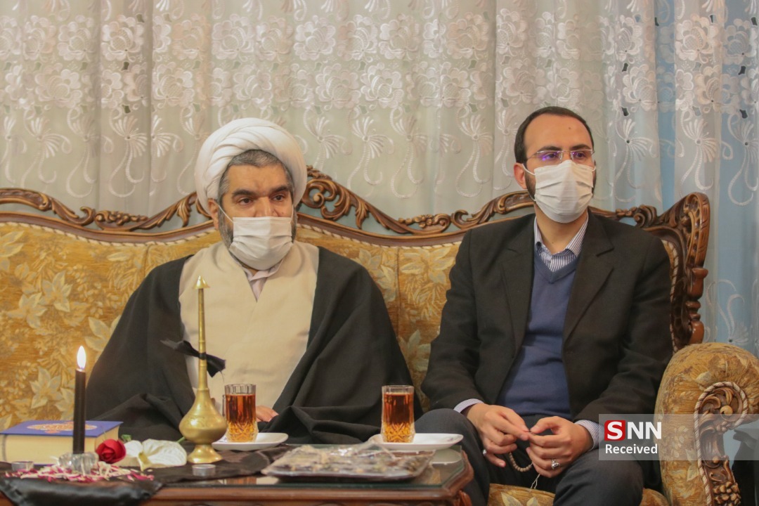 رئیس و مسئولان سازمان بسیج دانشجویی در منزل شهید فخری‌زاده حضور یافتند