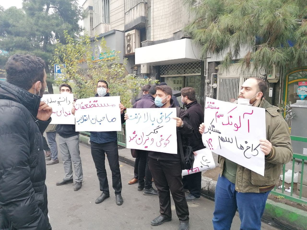 جمعی از دانشجویان در اعتراض به تخریب آلونک مادر بندرعباسی در مقابل وزارت کشور تجمع کردند