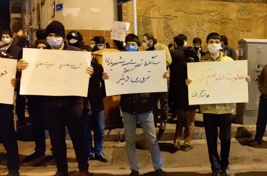 تجمع دانشجویان دانشگاه‌های قم در مقابل بیت امام خمینی (ره)