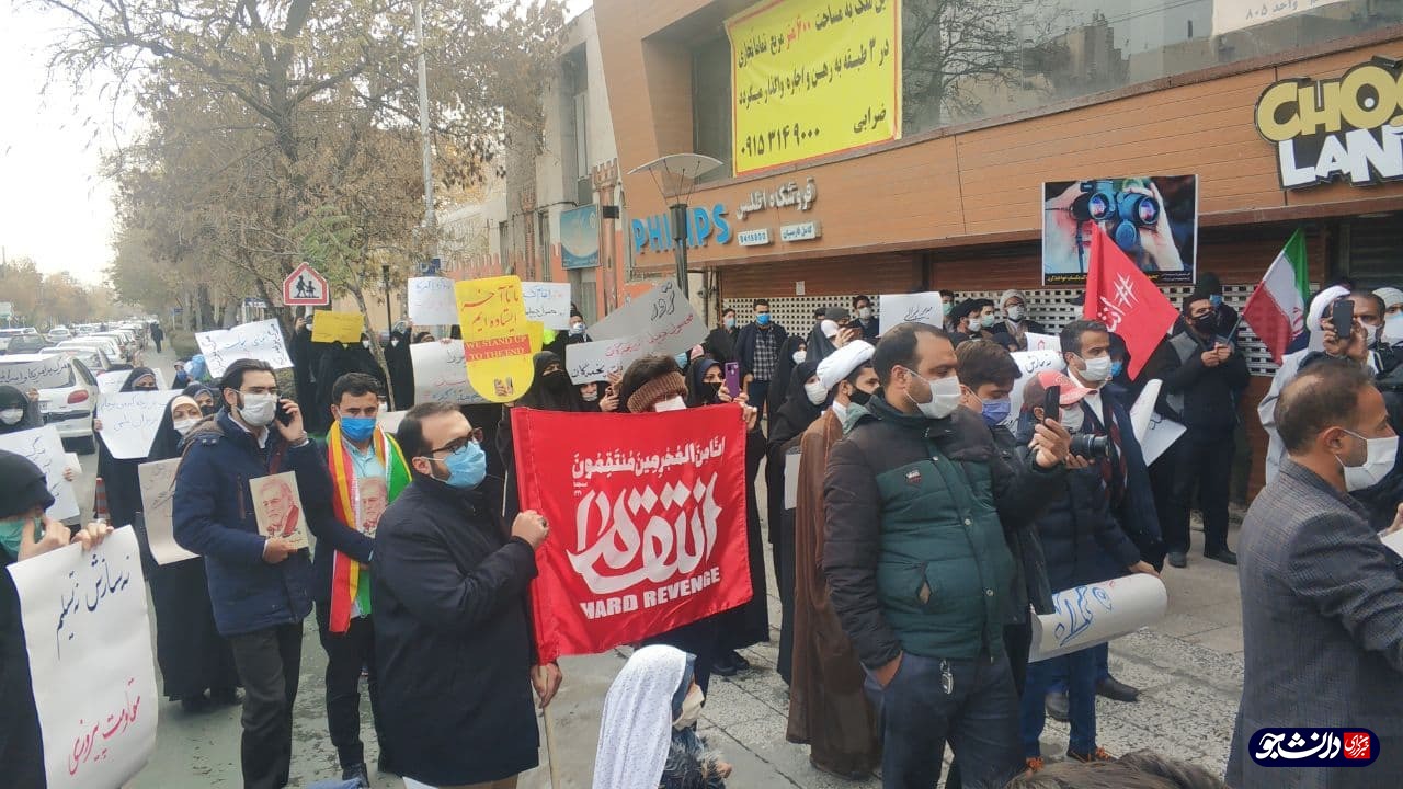 دانشجویان و مردم انقلابی مشهد در اعتراض به ترور شهید فخری زاده تجمع کردند / شعار مردم: نفوذی داخلی؛ جی پی اس اسرائیل!