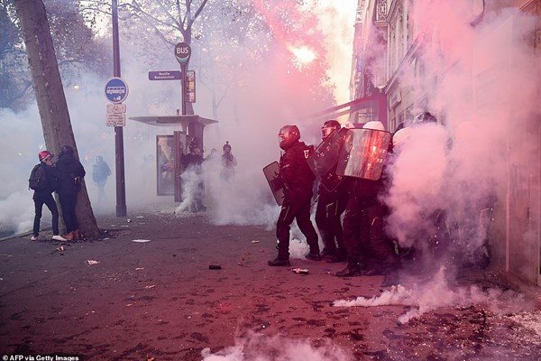 جنگ خیابانی در فرانسه / اعتراضات گسترده در ۷۰ شهر +فیلم