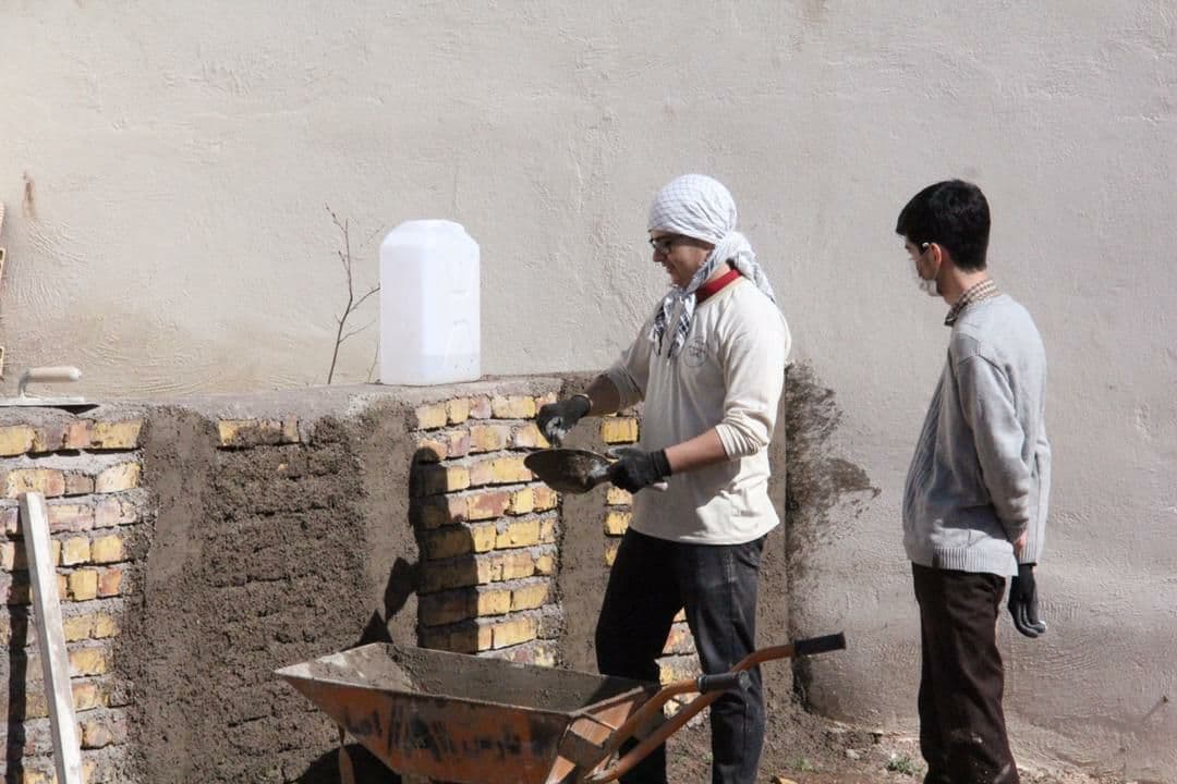 مرمت مدرسه شهید یاوری روستای طزرکش از سوی دانشجویان قزوینی