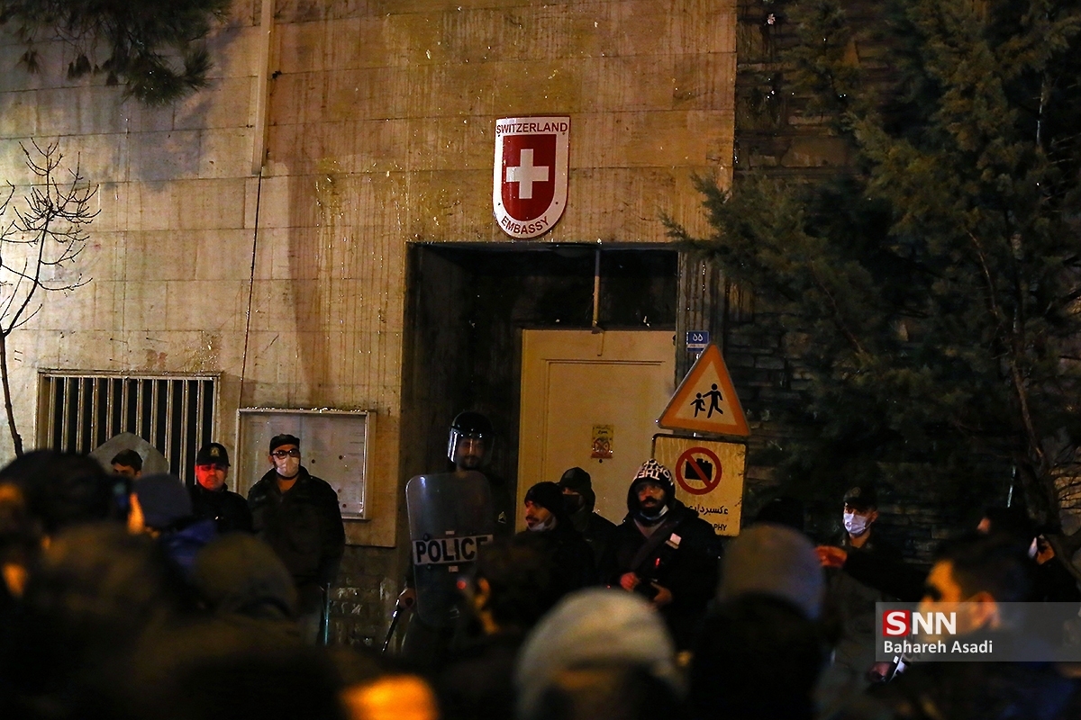 تجمع دانشجویان مقابل سفارت سوئیس / اعلام انزجار از قاتلان سرداران مقاومت