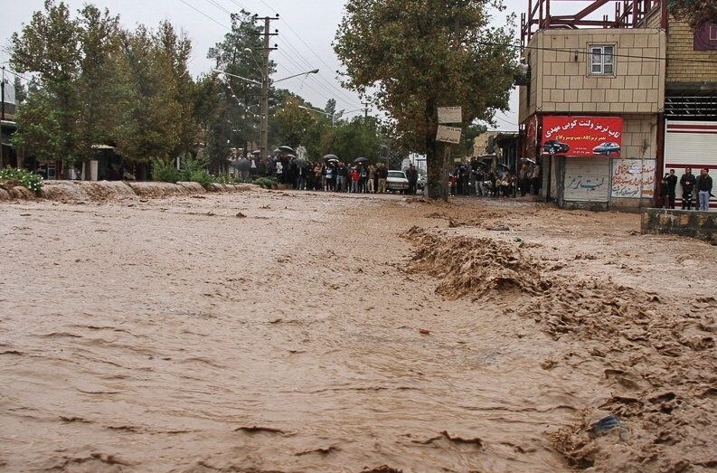 بحران سیل این بار در ایلام /وقتی آزاد راه خرم آباد به رودخانه‌ای خروشان تبدیل می‌شود