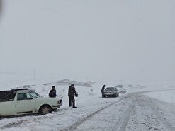 بارش برف شدید سبب مسدود شدن راه‌های روستایی کردستان شد