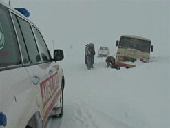 امداد رسانی و رهاسازی ۱۰۰ دستگاه خودرو گرفتار شده در برف و کولاک استان آذربایجان غربی