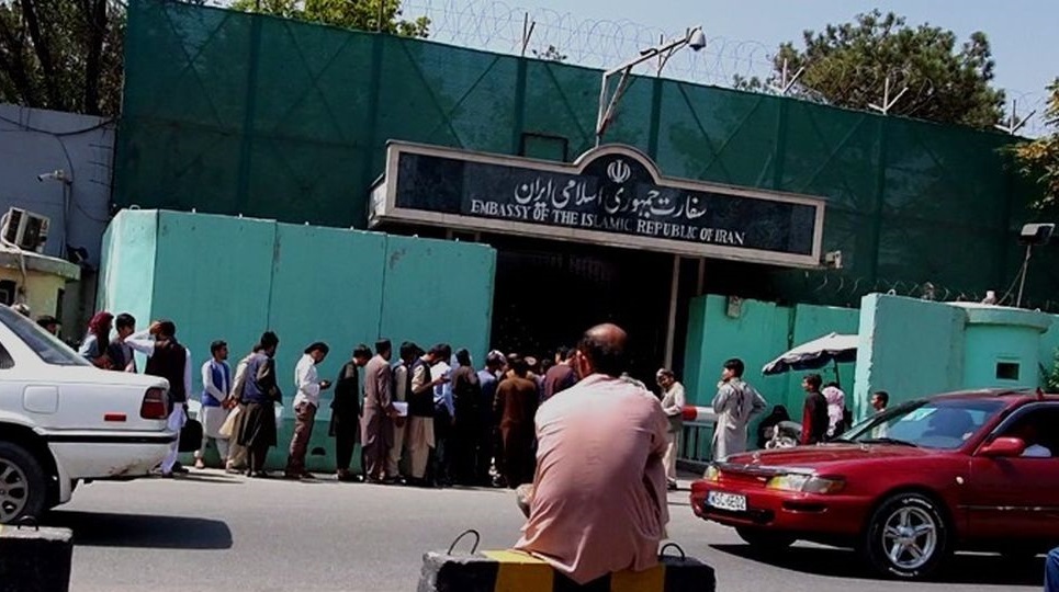 مراجعه افغان‌ها به سفارت ایران برای خروج از افغانستان