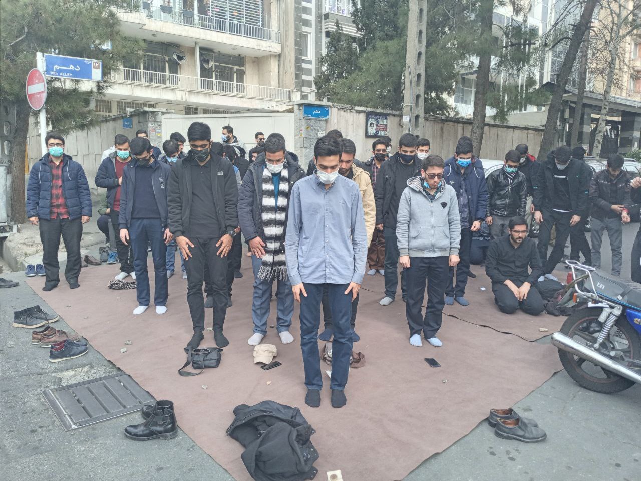 جمعی از دانشجویان دانشگاه‌های تهران در مقابل سفارت هند تجمع کردند