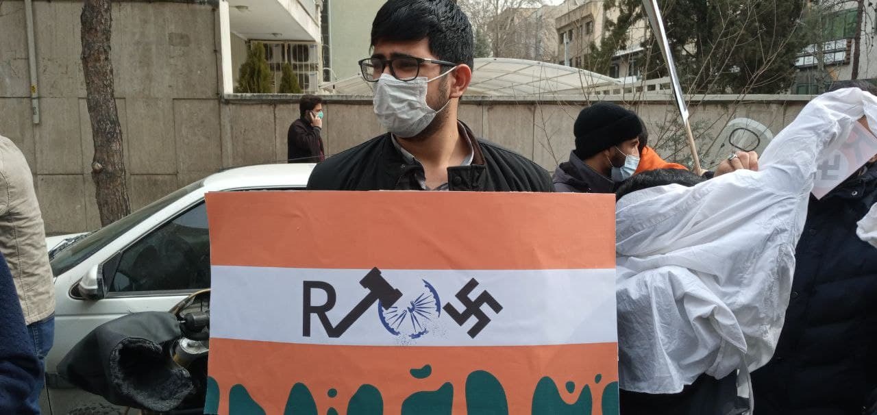 در واکنش به محدودیت های ایجاد شده علیه مسلمانان / دانشجویان در مقابل سفارت هند در تهران تجمع کردند