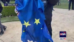 آتش زدن پرچم اتحادیه اروپا توسط شهروندان بلژیکی در اعتراض به اجباری شدن واکسیناسیون