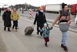 ویدئویی از جمعیت انبوهی که در غرب اوکراین منتظر قطار برای خروج به سوی لهستان هستند