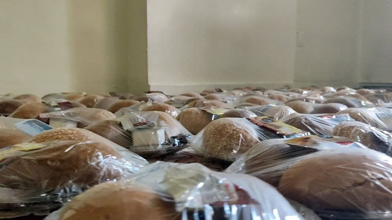  توزیع ۱۰۰ بسته افطاری در بین نیازمندان از سوی جامعه اسلامی دانشجویان دانشگاه فرهنگیان آذربایجان شرقی
