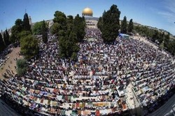 تجمع چند ده هزار نفری فلسطینیان در مسجدالاقصی علیرغم درگیری‌های شدید دیشب و امروز با صهیونیست‌ها در قدس