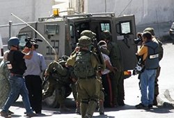 وحشیگری صهیونیست‌ها در قدس برای دستگیری یک جوان فلسطینی