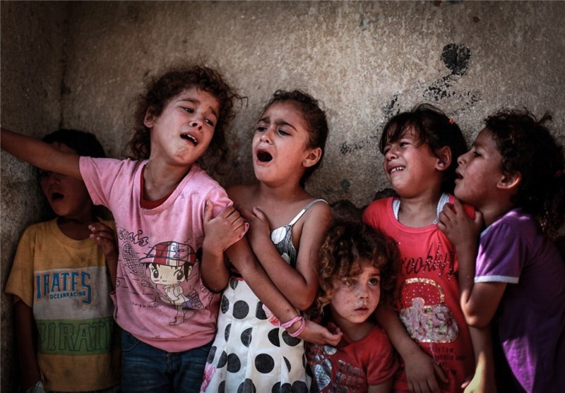 تصویری دردناک از شوکه شدن کودک فلسطینی بر اثر انفجارات رژیم صهیونیستی در نوار غزه
