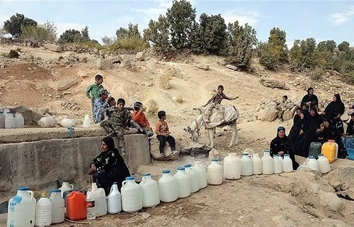 //اهالی روستا‌های منوچهرآباد و بیجانه کرمانشاه با مشکل قطعی آب مواجه‌اند / مسئولان رسیدگی کنند